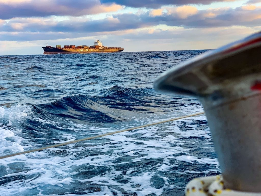 Containerschiff kreuzt unseren Weg