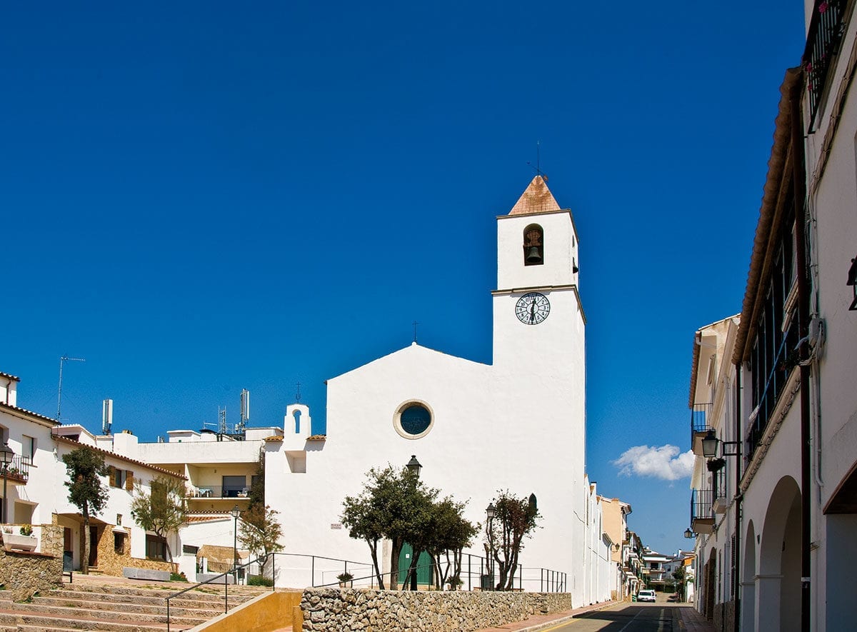 Die weiße Kirche am Meer in Calella de Palafrugell