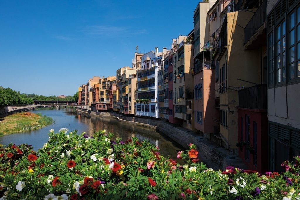 Die Brücken von Girona sind mit Blumen geschmückt