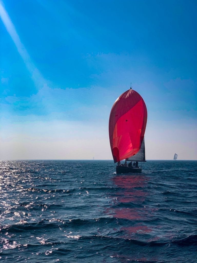 rotes Spinnaker - Segelboot segeln