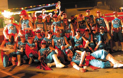 Kostümierung beim Karneval in Roses Roses Karneval Duff Bier