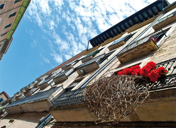 Diese Blumenausstellung macht die verschiedenen Sehenswürdigkeiten, Innenhöfe und Winkel der Stadt zu einzigartigen Schmuckgärten