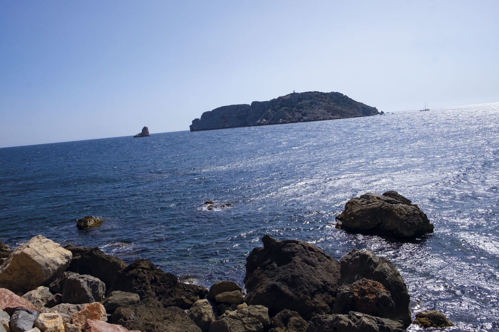 Der Blick von dem neuen passeo maritimo in l'Estratit auf die Medas Inseln