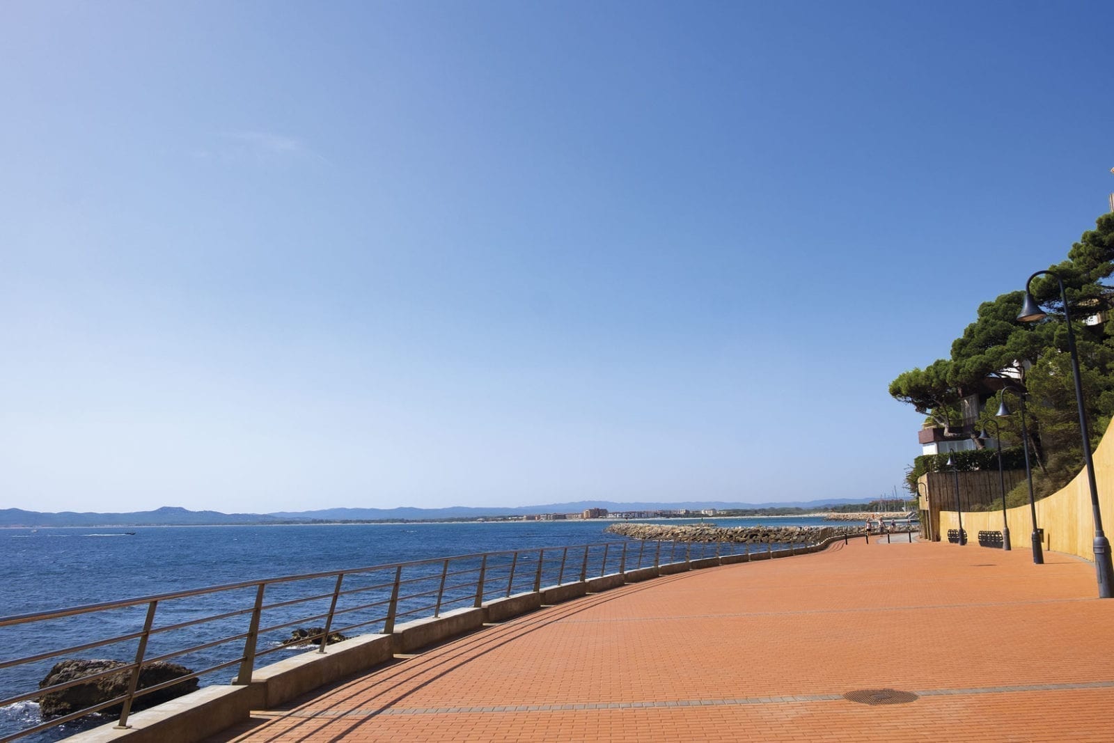 Die neue Strandpromenade in l'Estratit