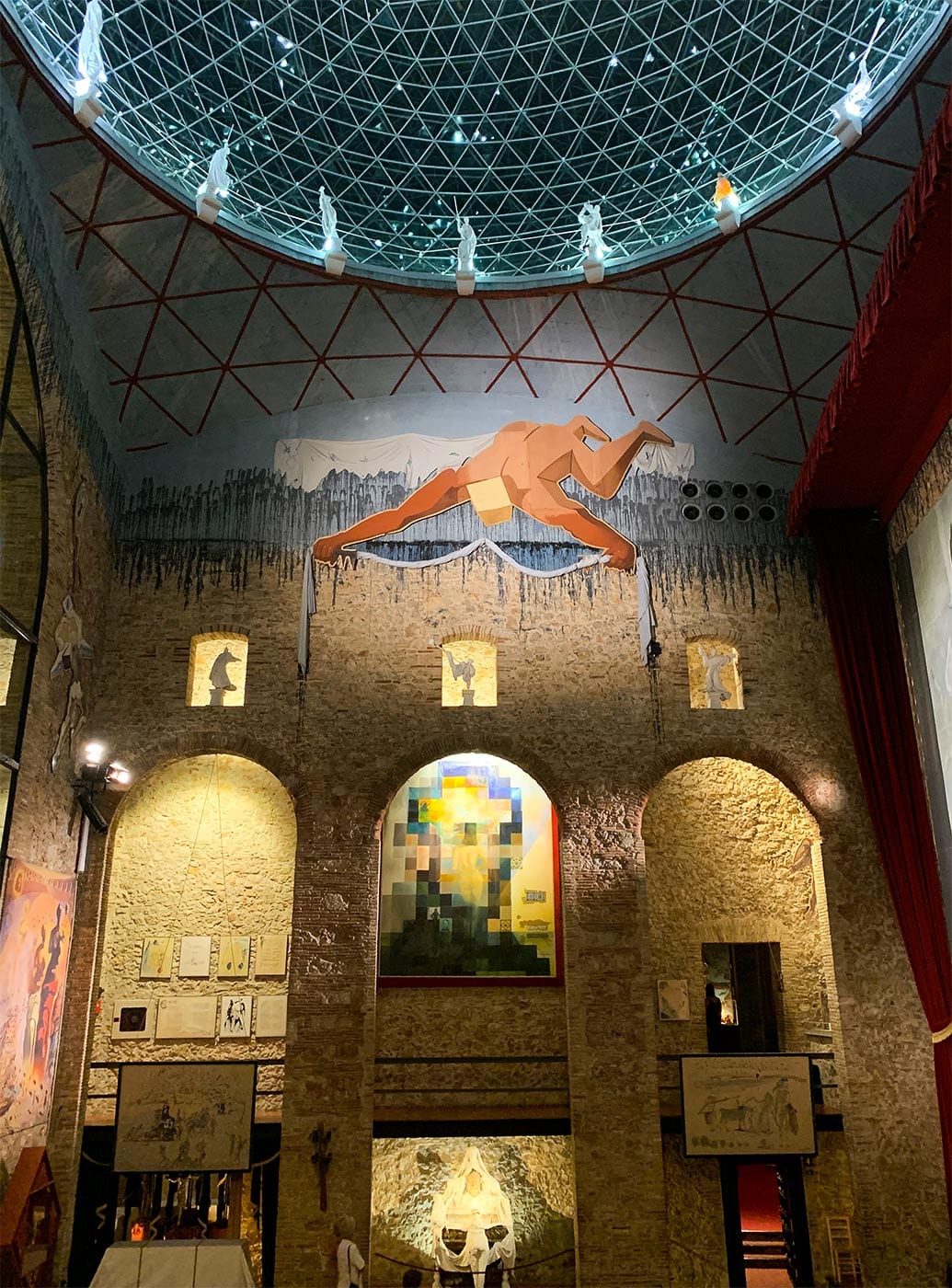 Théâtre-Musée Dalí, Figueres, catalogne, la Costa Brava surréaliste, le grand triangle de Dalí