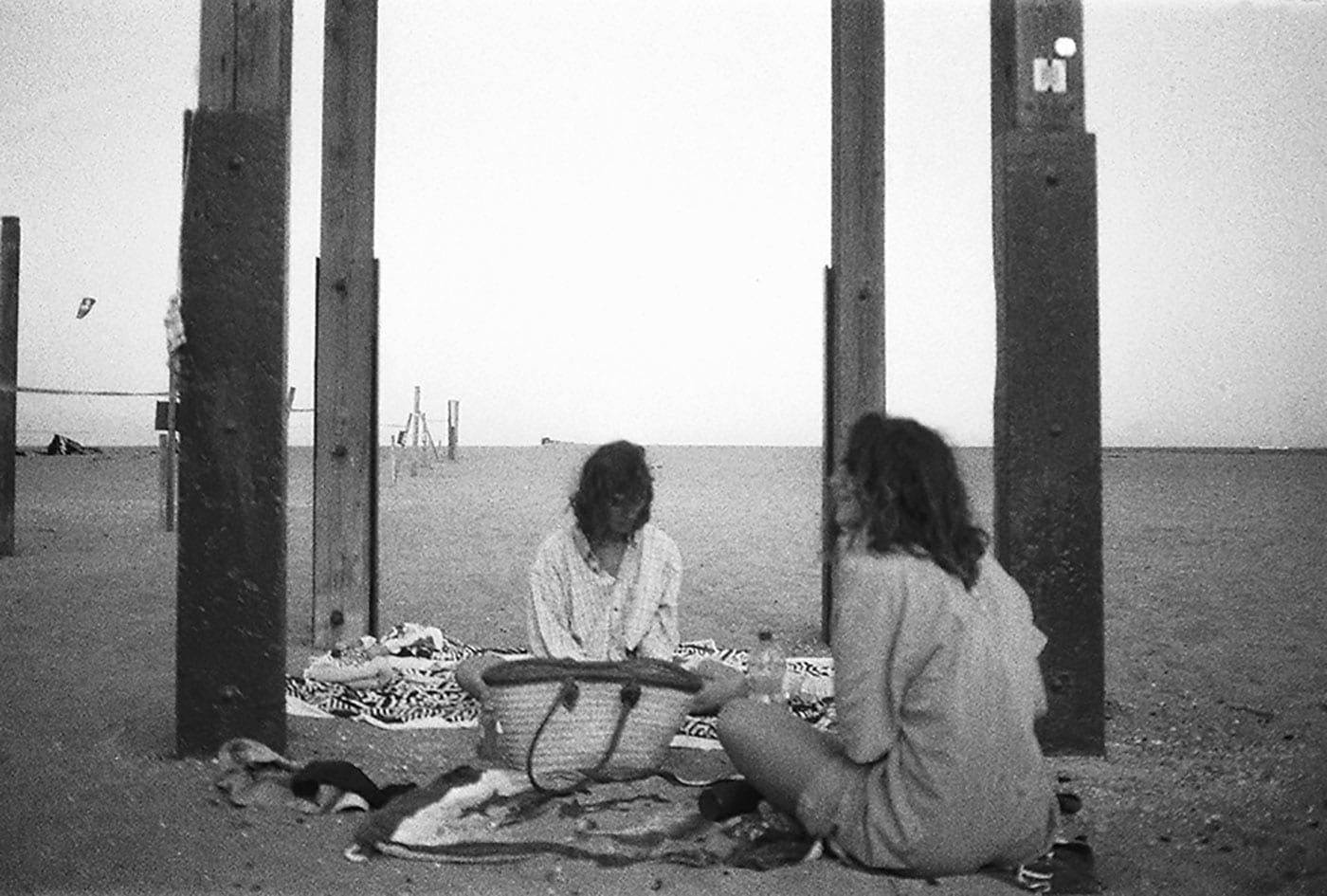 beach, strand, girls, costa brava, schwarz weiß Fotografie