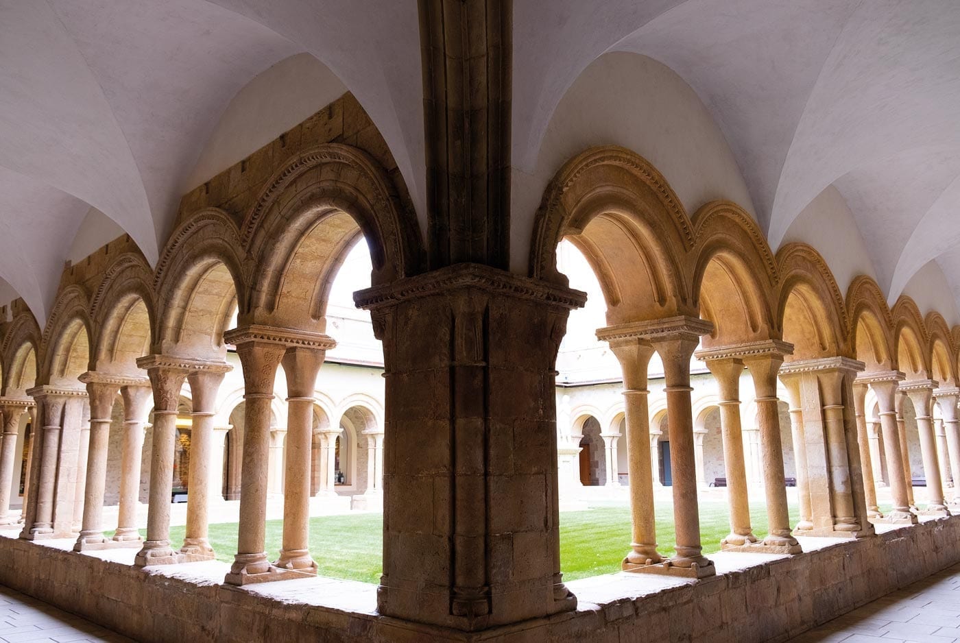 Monastère de Santa María de Bellpuig de las Avellanes,  cloître romain, monastère gothique