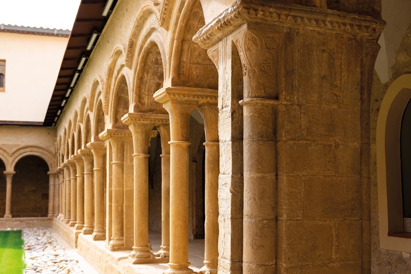 Monastère de Santa María de Bellpuig de las Avellanes,  cloître romain, monastère gothique
