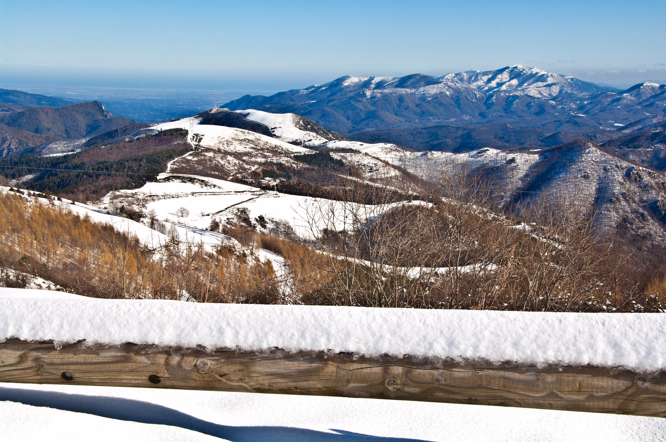 Aussicht über verschneite Landschaft mit Bergkette nahe Molló