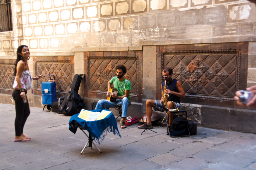 Strassenmusiker spielen im Raval.