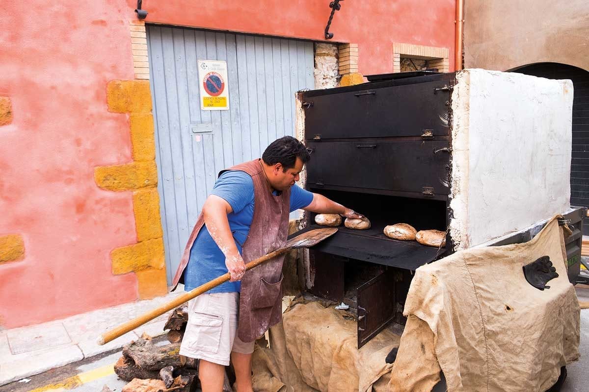 Bäcker vor Holzofen