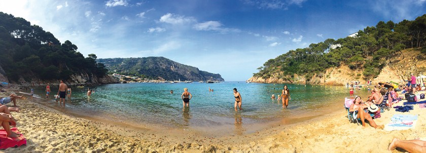 Bucht mit feinem Sand und klarem Wasser