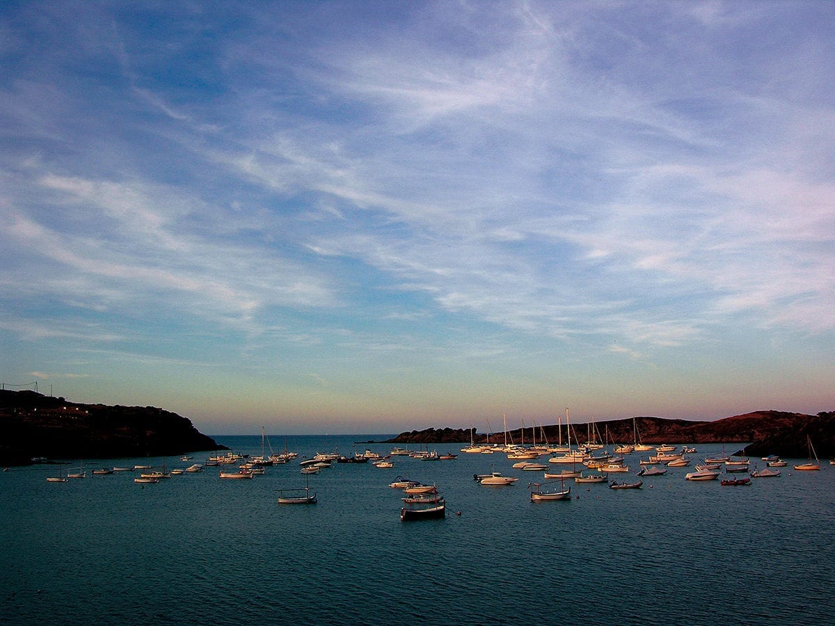 Die Bucht von Port Lligat am Abend
