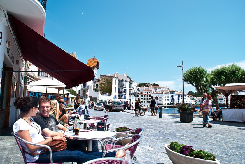 Ein Cafe mit Blick auf das Meer