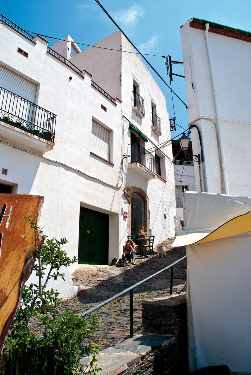 Eine Gasse zwischen den weißen Häusern von Cadaqués
