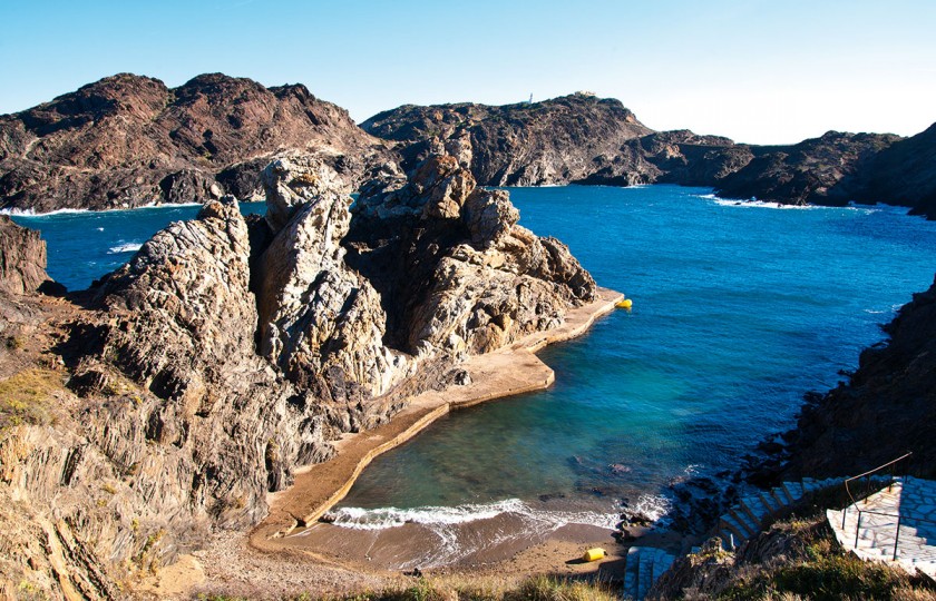 Die steilen Felswände im Naturpark Cap de Creus