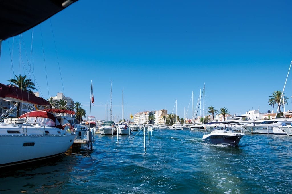 Hafenausfahrt Empuriabrava an der Costa Brava.