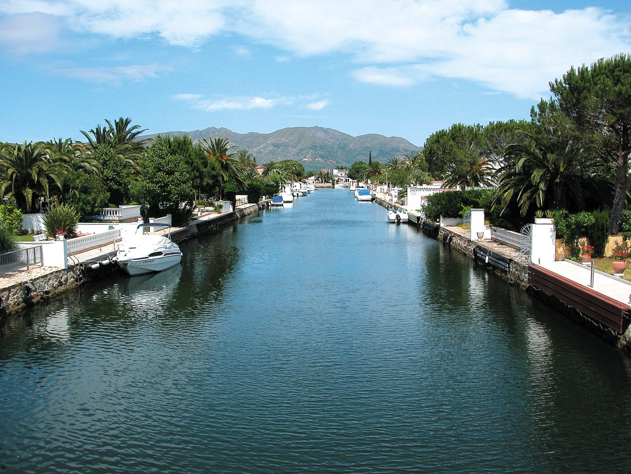 Empuriabrava umgeben von Meer und Bergen