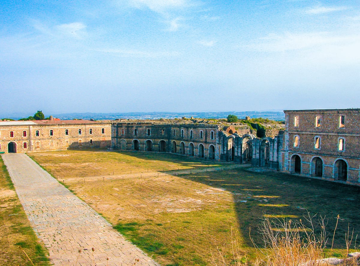 Festung Sant Ferran Kasernen Innenhof