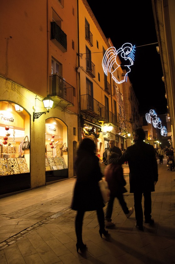 weihnachtlich geschmückte Straßen in Figueres
