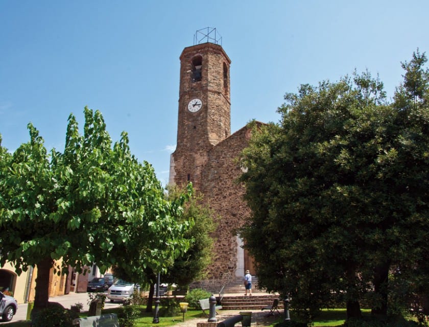Die monumentale Kirche von Garriguella.