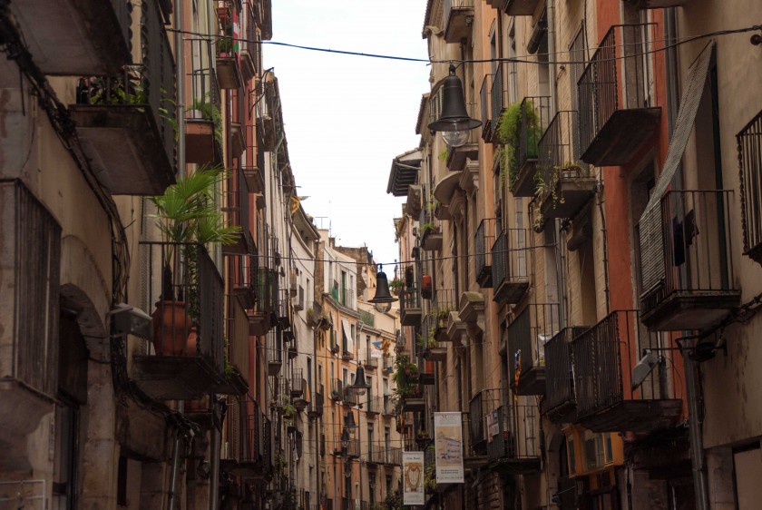 Girona-gasse-Innenstadt-Costa-Brava