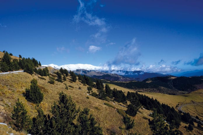 Blick in die Ferne Auf den Pyrenäen liegt noch Schnee, das Tal hingegen stellt sich schon auf den Frühling ein.
