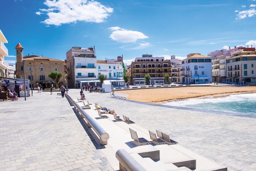 Strand am Mittelmeer im Ortskern von L' Escala