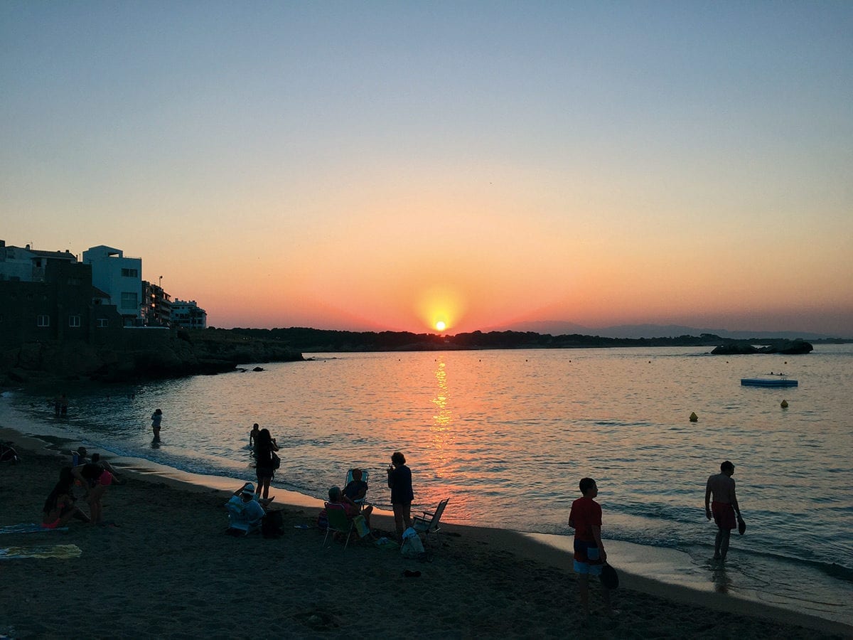 Die Sonne geht unter an Der Bucht von L'Escala