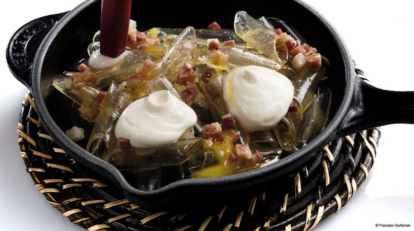 Durchsichtige Makkaroni mit Carbonara.