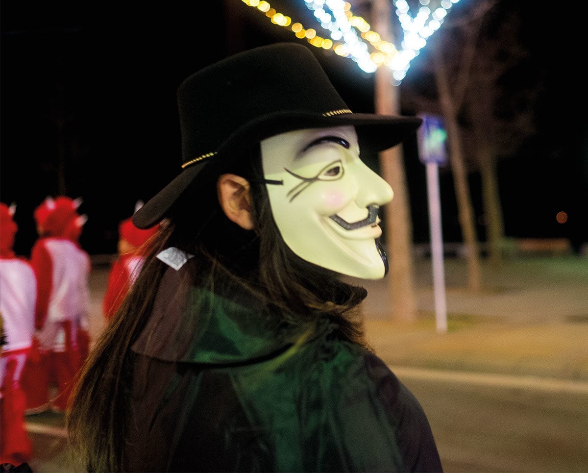 Gemischtes Doppel: Maske und Hut ergeben die perfekte Kostümierung.