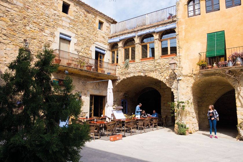 Platz in Peratallada