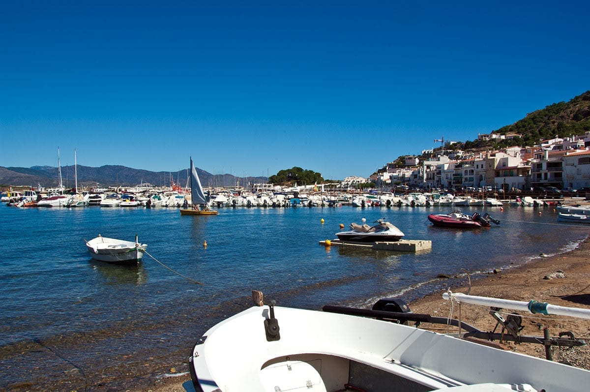 Boot und Jolle in Port de la Selva
