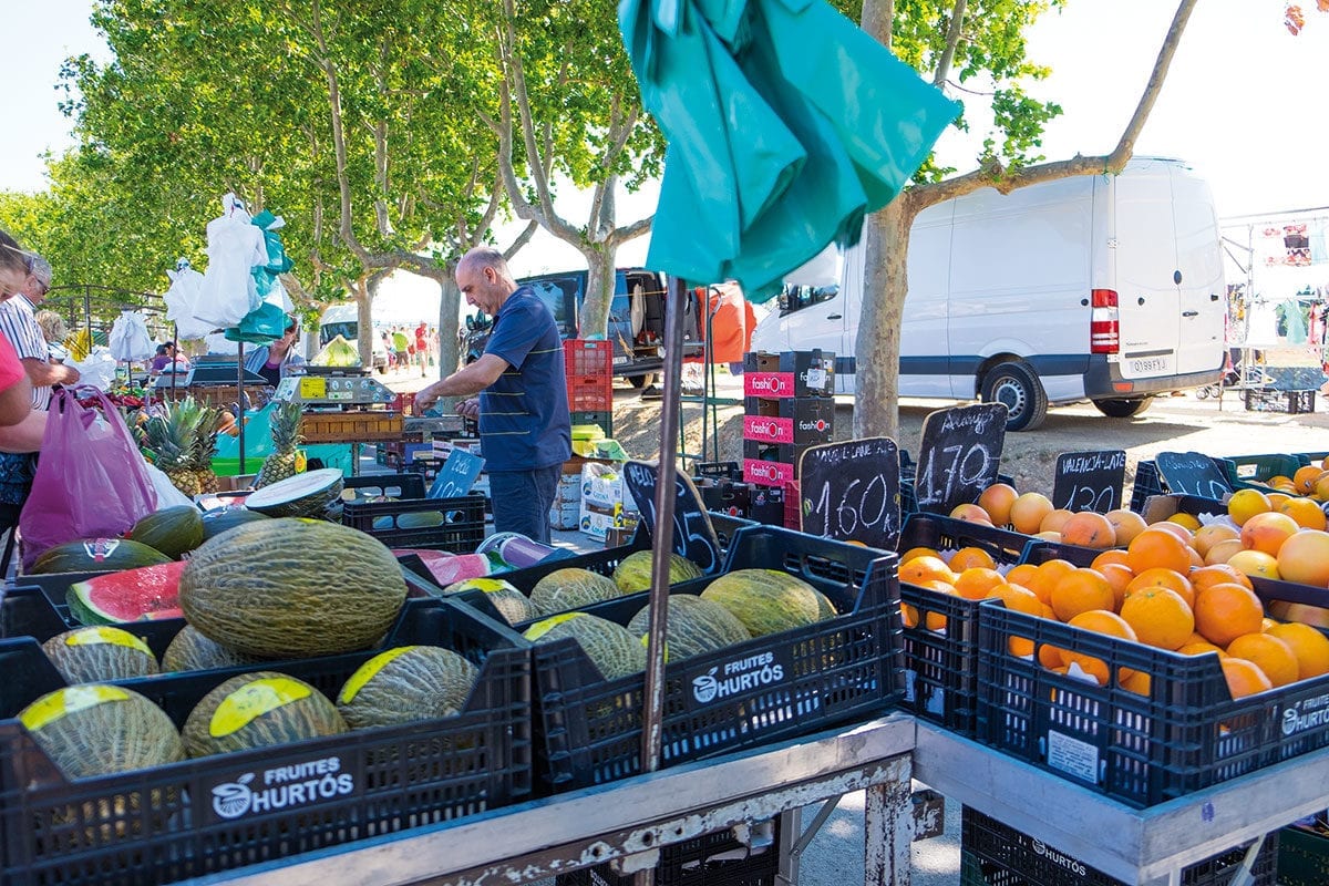 Obststand auf dem Wochenmarkt von Sant Pere Pescador