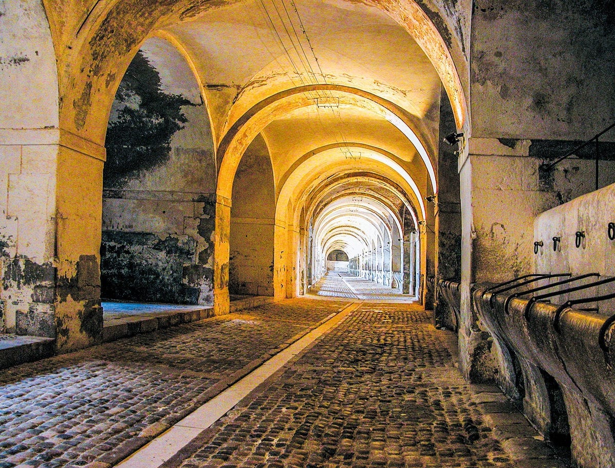 Sant Ferran Bogengang Pferdeställe