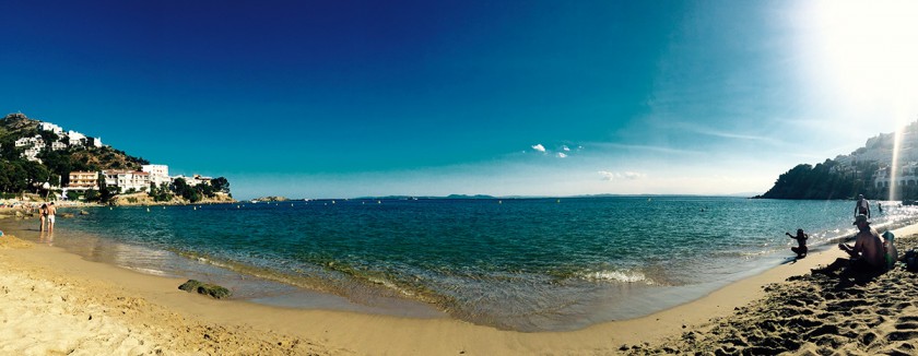 klares Wasser und feiner Sand am Strand Almadrava