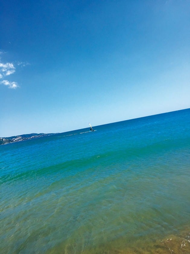 klares Wasser am Strand La Rubina in Empuriabrava