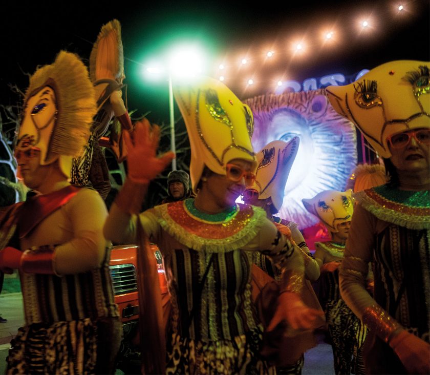 In schrägen Kostümen und lauter Musik feiern die Menschen ausgelassen ihren Karneval.