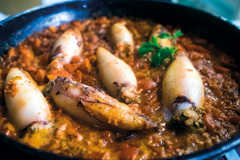Köchelnde Tintenfische in Sauce