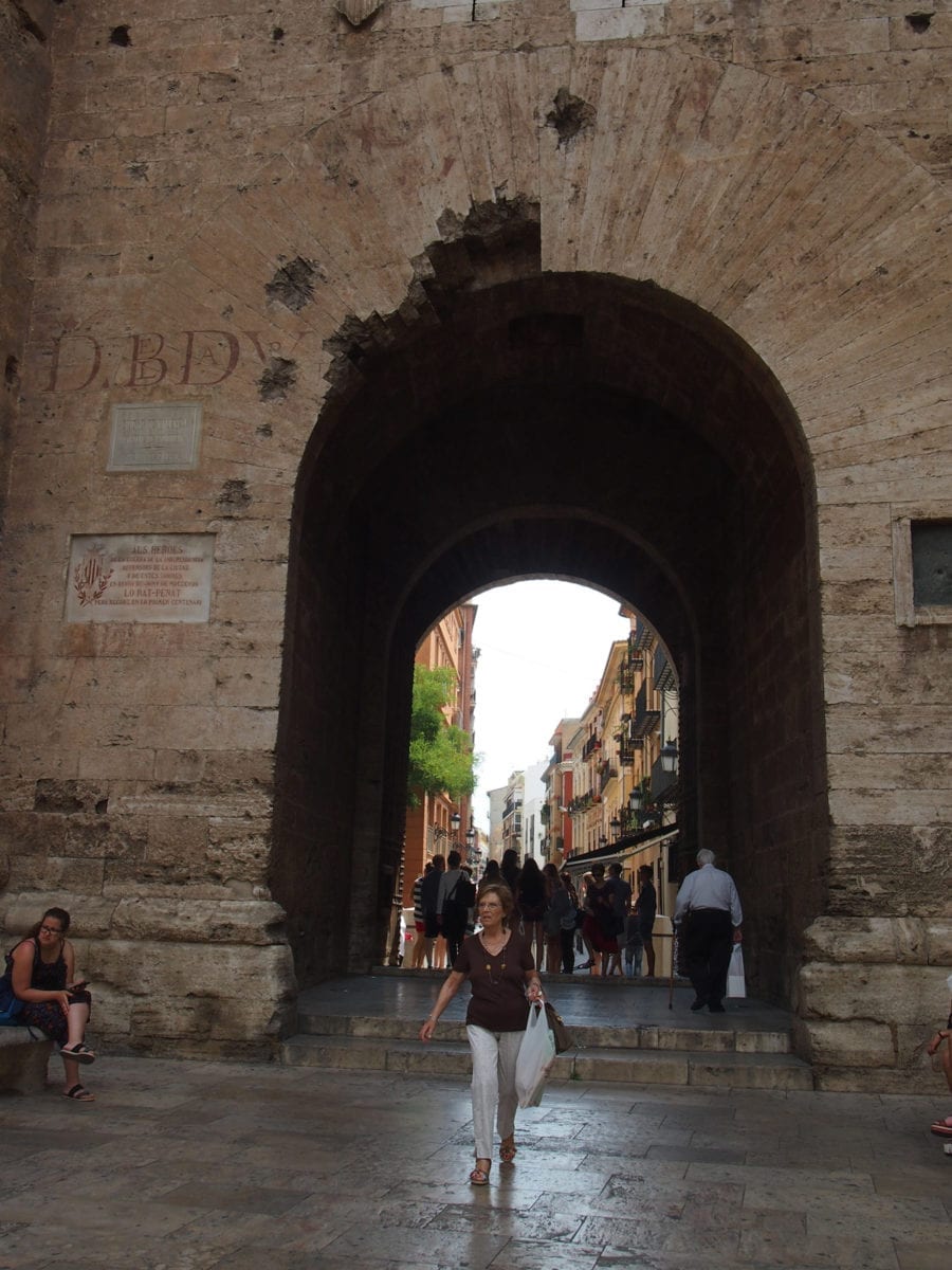 Lebendige Gasse im Hintergrund