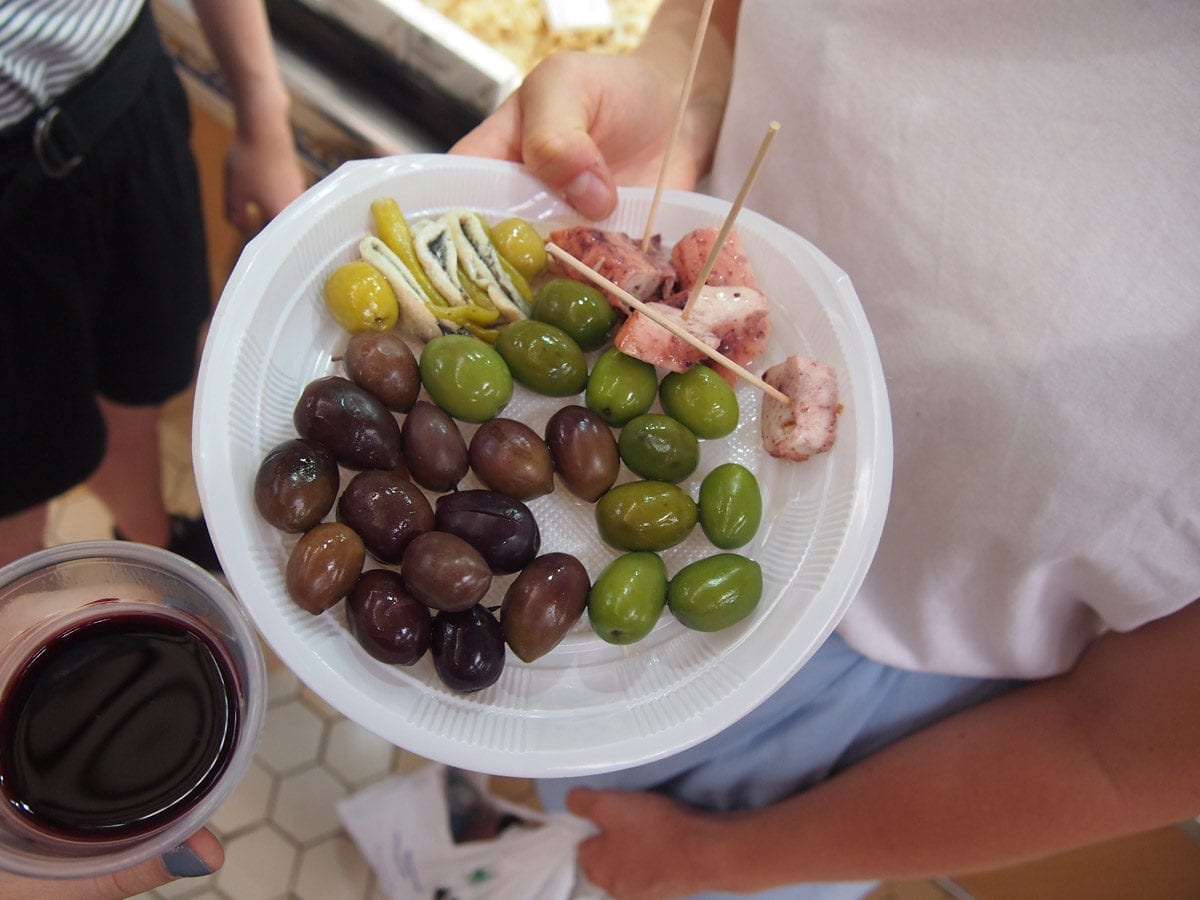 Oliven, Pulpo und Rotwein