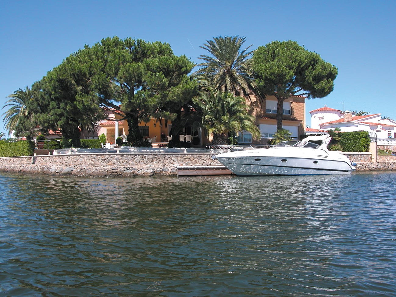 Yacht vor der eigenen Villa anlegen