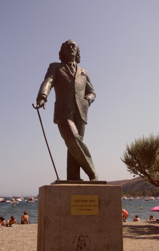 In Cadaquès befindet sich eine Dali Statue am Strand.