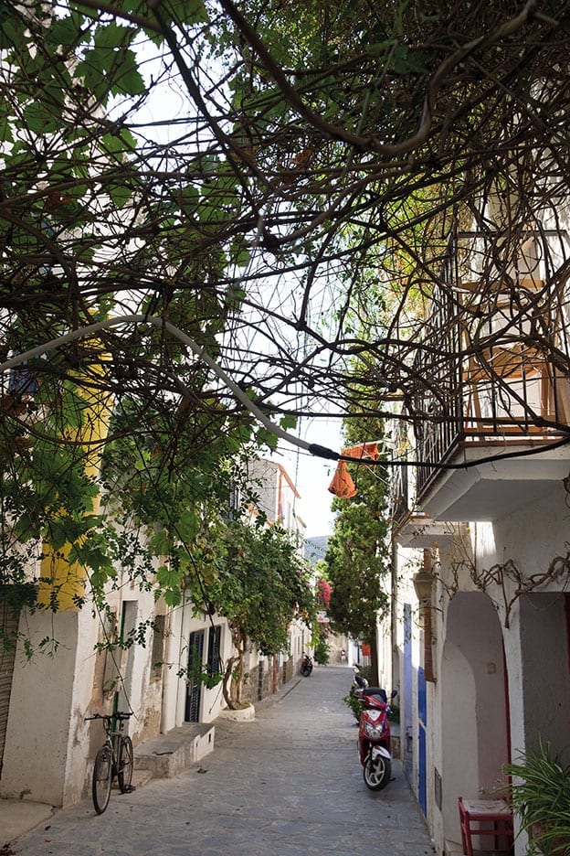 Ruelle de Cadaqués, Costa Brava. InCadaqués