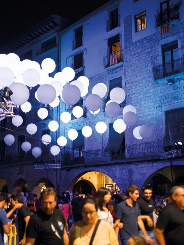 Ballons schweben in der Nacht zum Takt der Musik