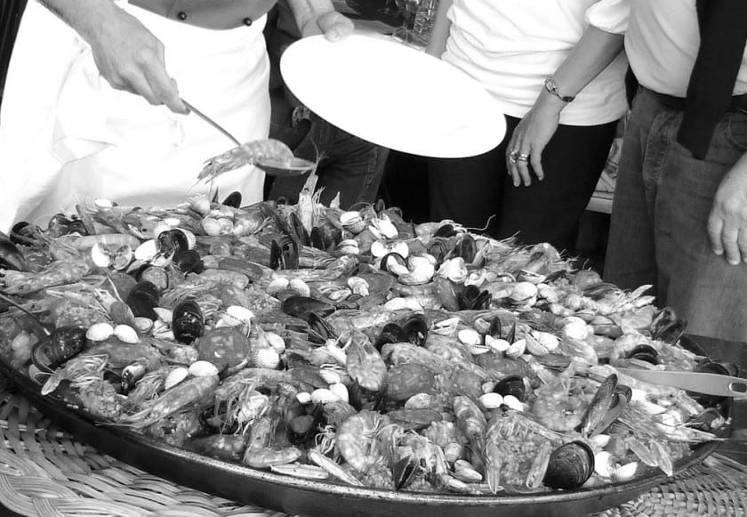 Paella ist ein typisch spanisches Gericht.
