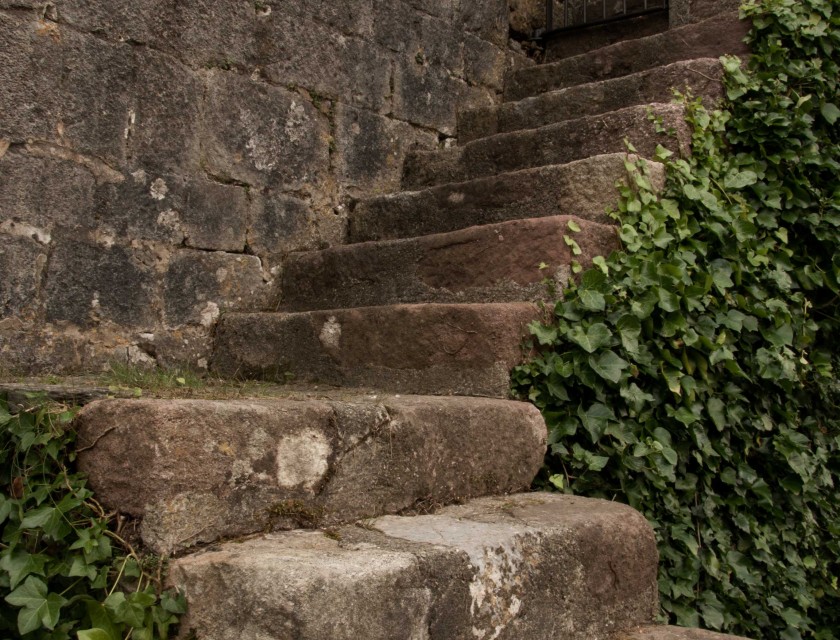 pyrenäen-kirche-treppen-berge